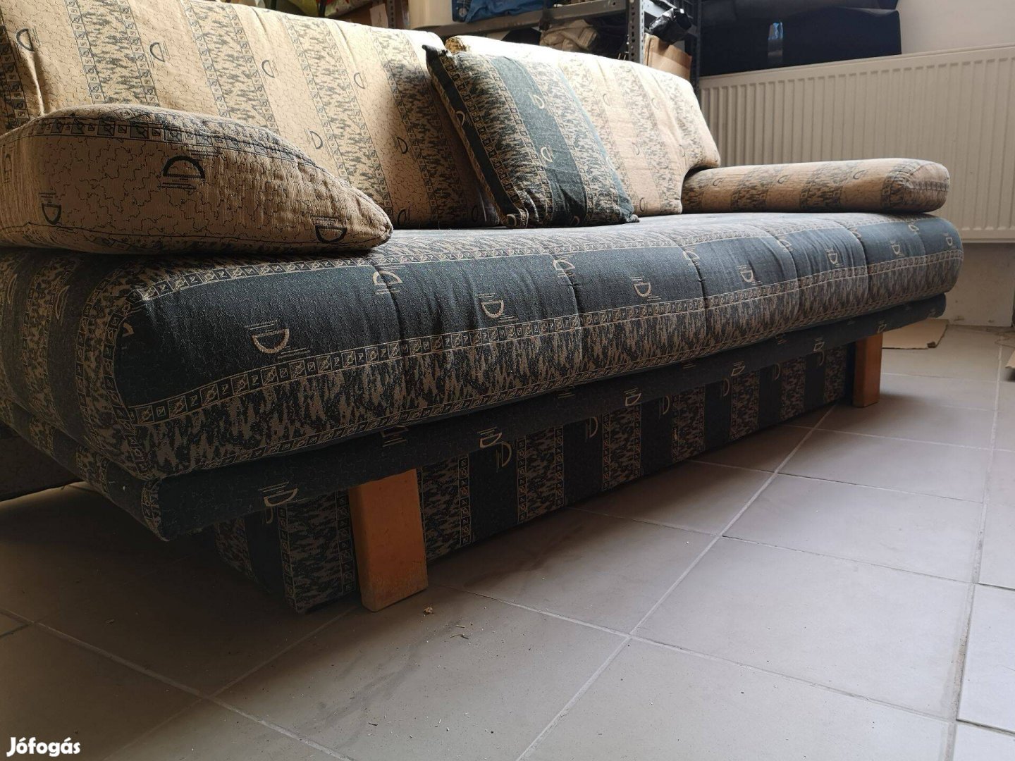 Eladó 2 személyes kanapéágy-kihúzható és ágynemű tartós