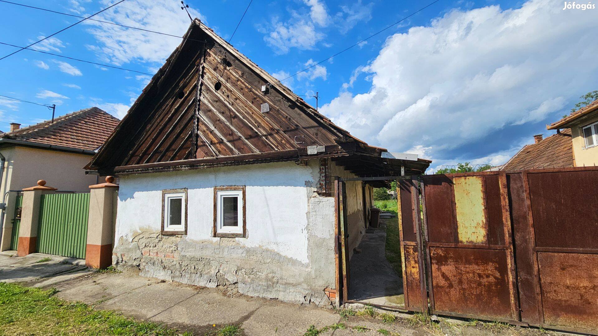 Eladó 2 szobás felújítandó családi ház Hatvanban!