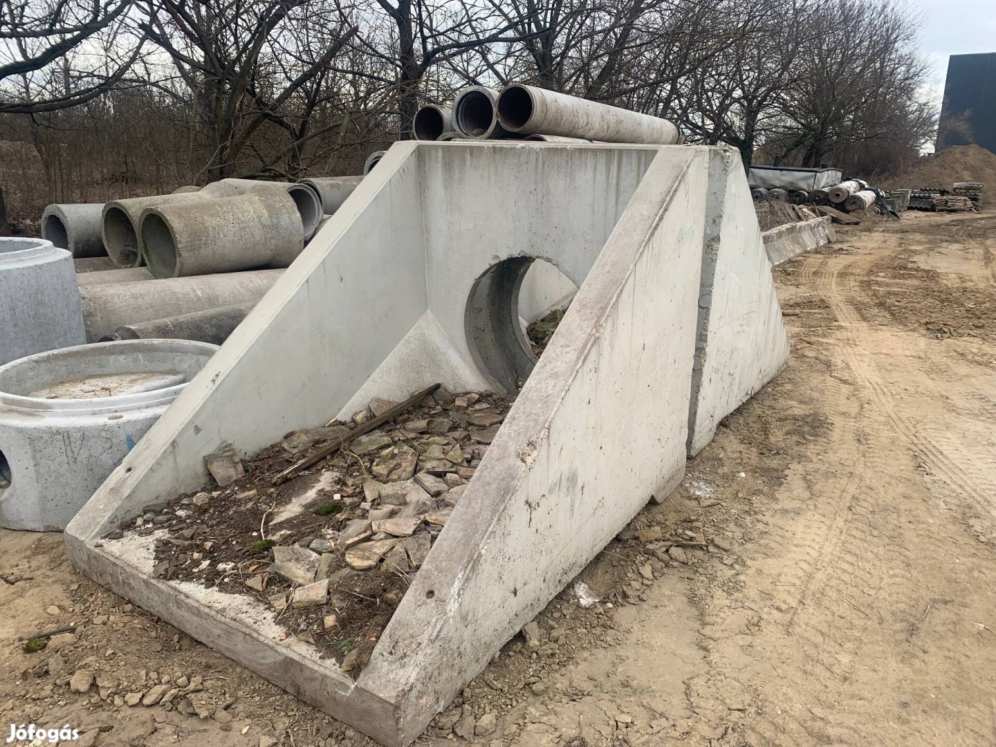 Eladó 2db Leier 80 beton előfej