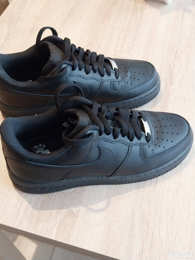 Eladó 2db Nike air force!!!Mindkét cipő 41es méret!