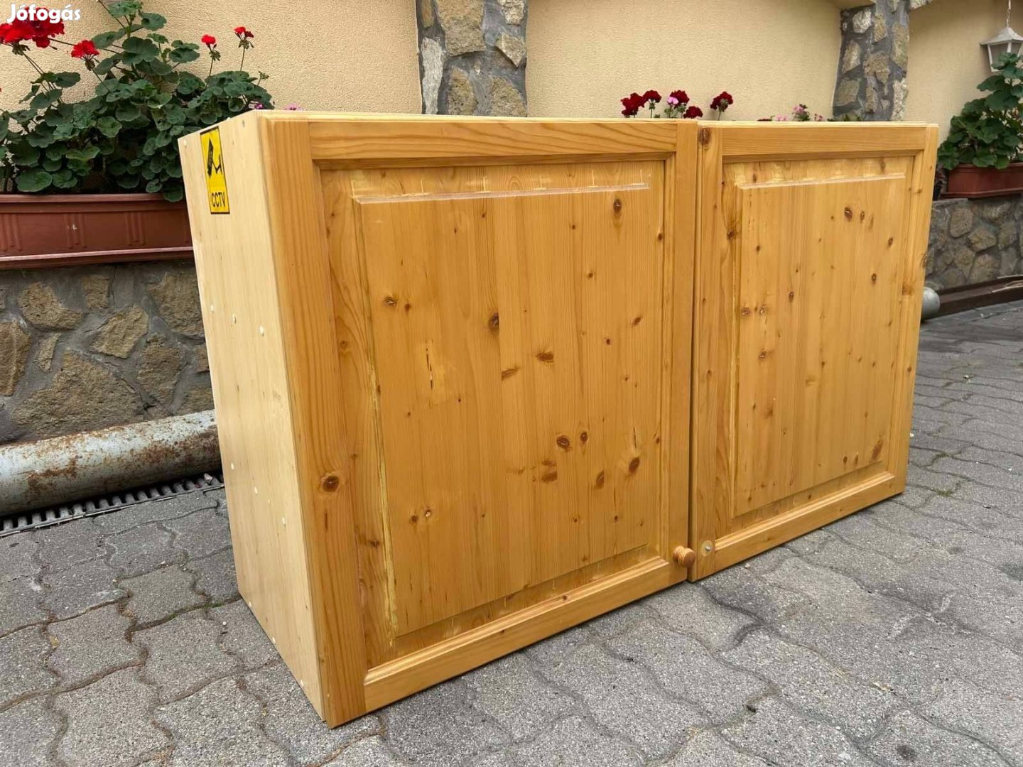 Eladó 2db felső szekrény