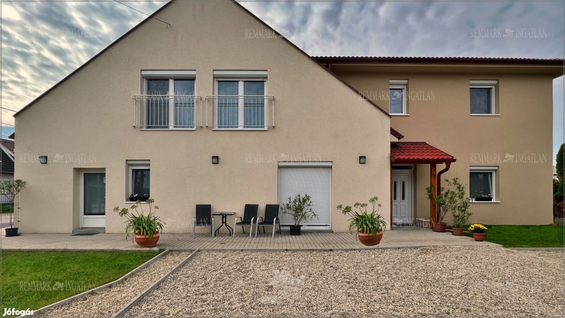 Eladó 300 m2 családi ház, Győr