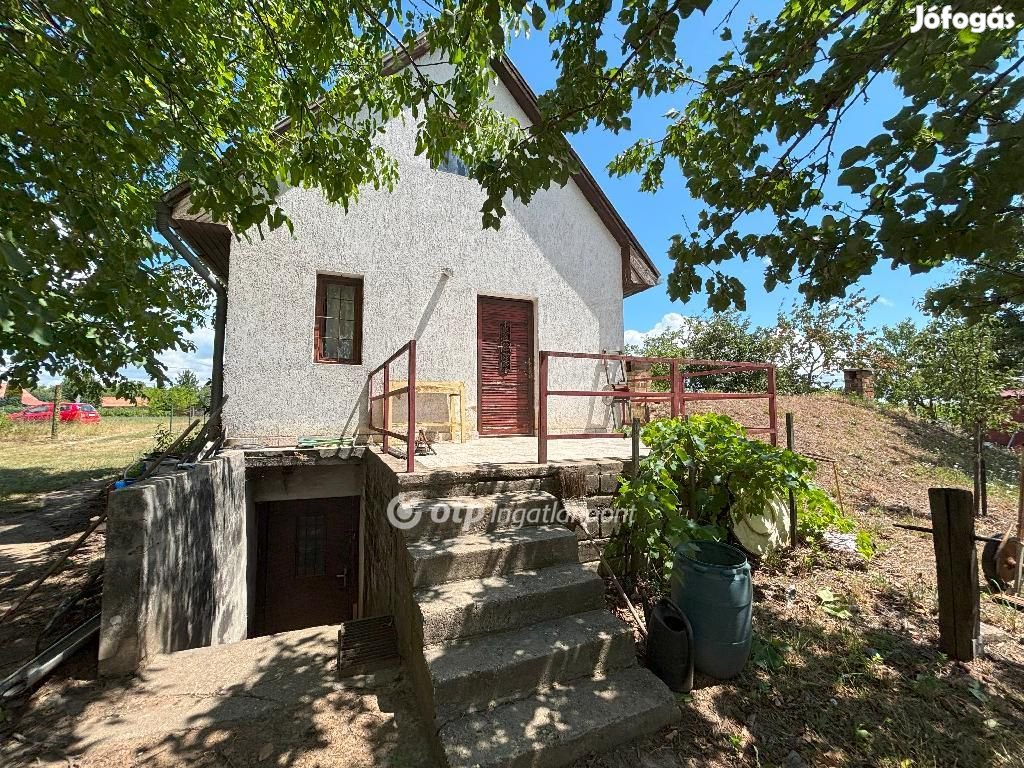 Eladó 30 nm-es ház Siófok