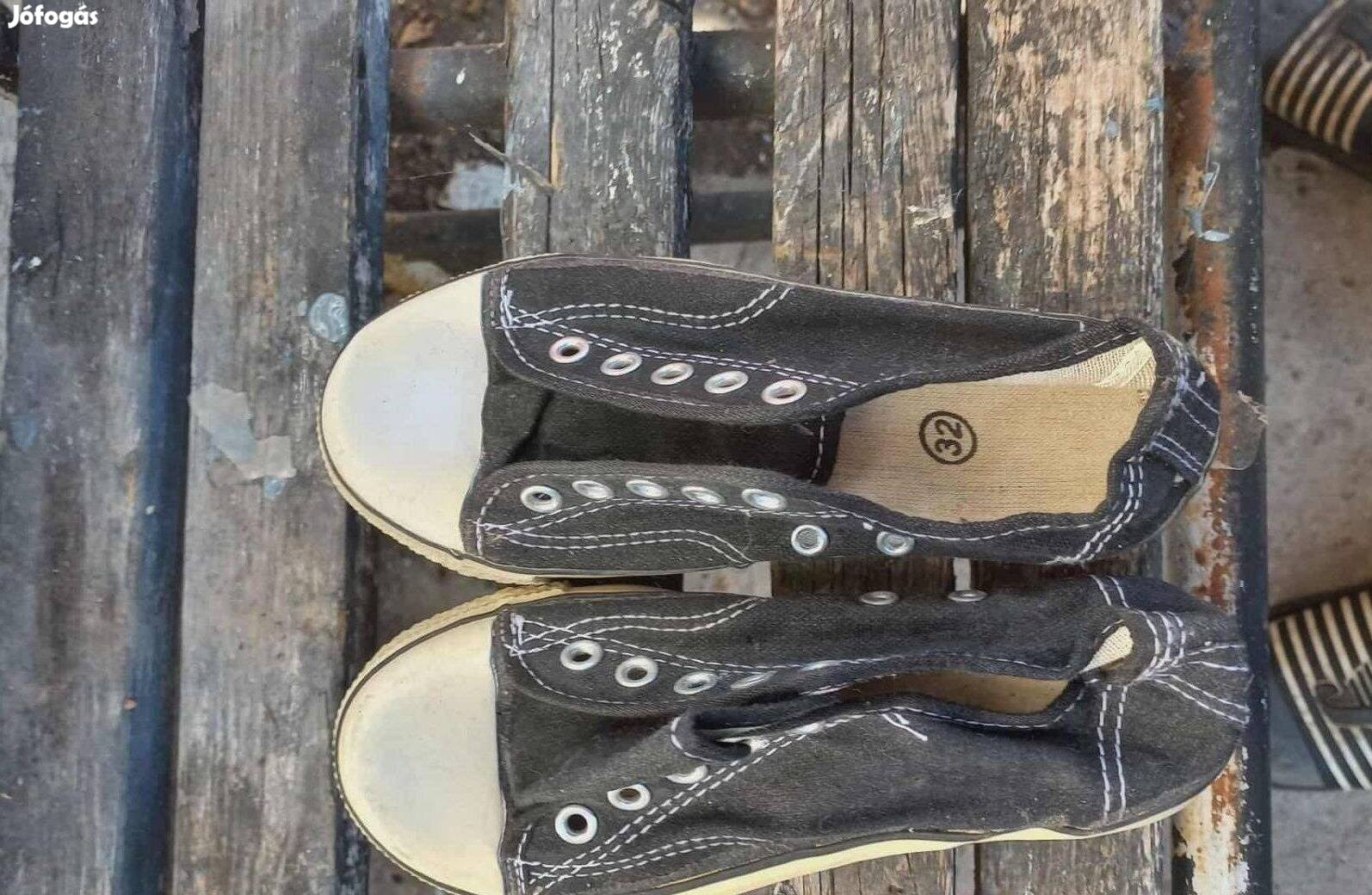 Eladó 32es tornacipő