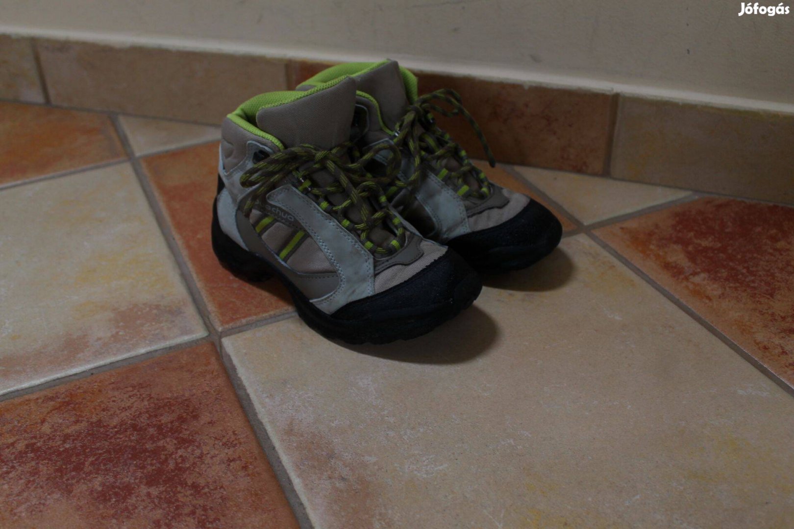 Eladó 34-es Quechua cipő, bakancs