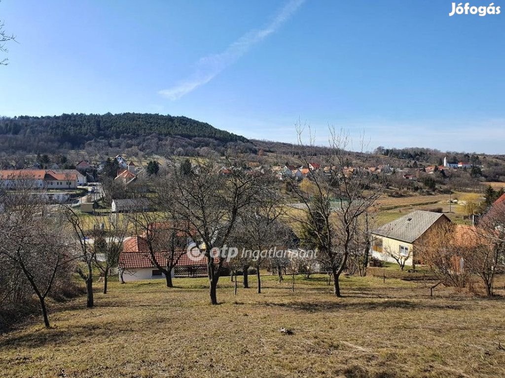 Eladó 35136 nm-es Építési telek Csabdi Központ