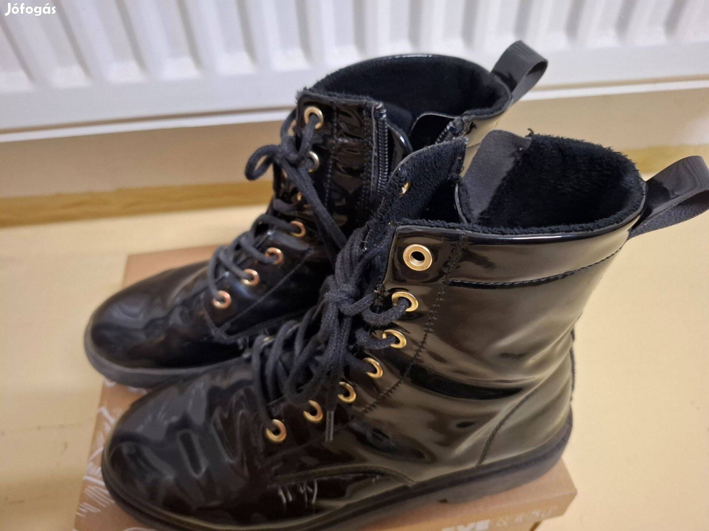 Eladó 35 fekete női bakancs