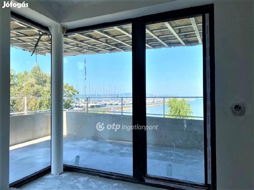 Eladó 35 nm-es lakás Balatonfenyves