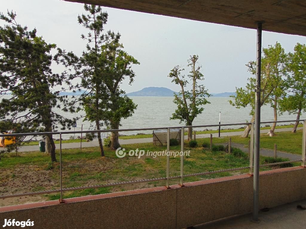 Eladó 35 nm-es lakás Balatonfenyves