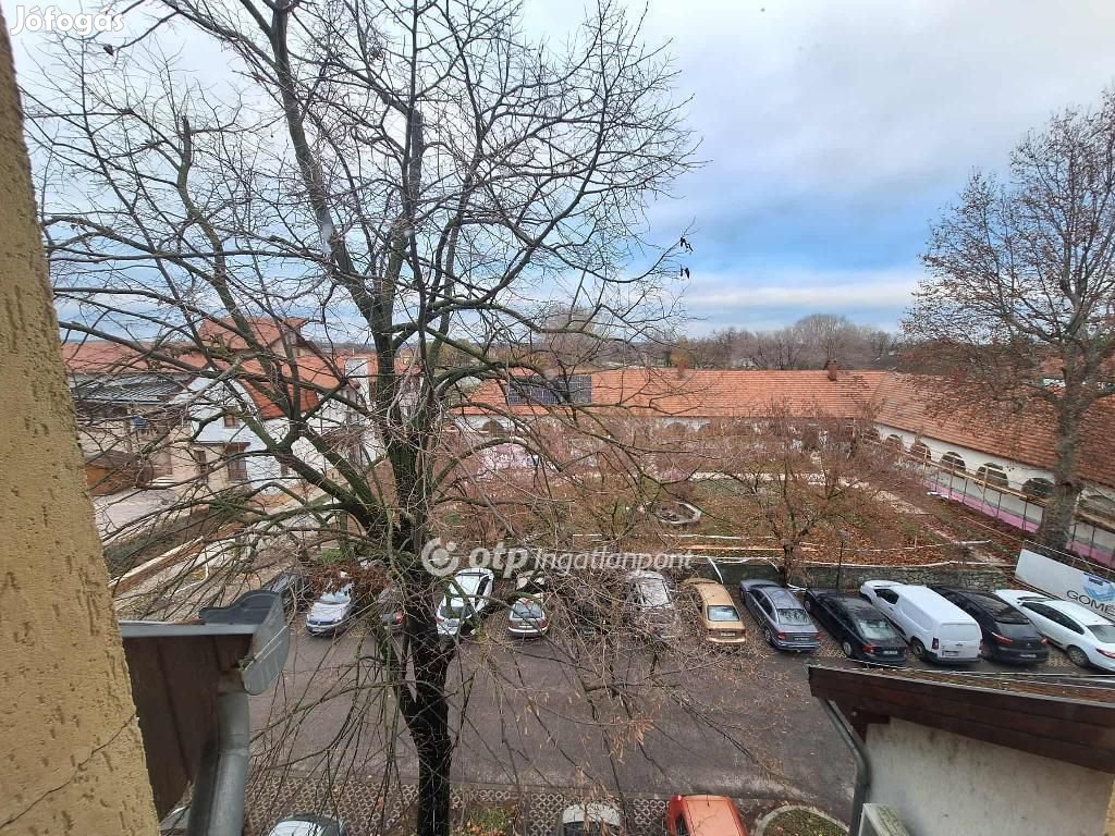 Eladó 35 nm-es lakás Lajosmizse
