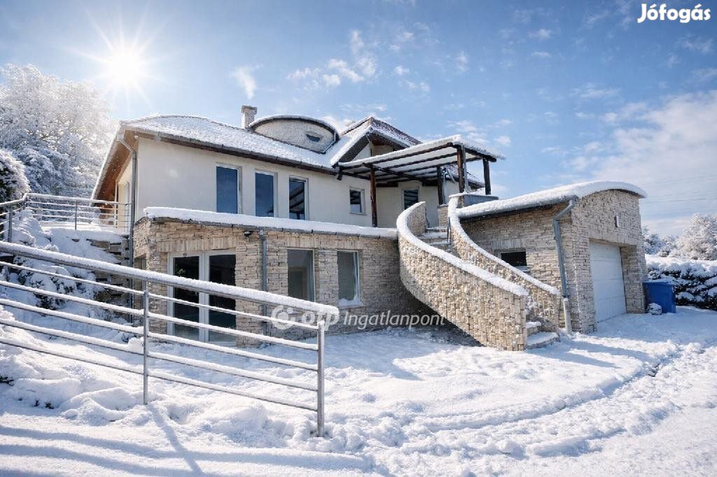 Eladó 363 nm-es ház Pécs