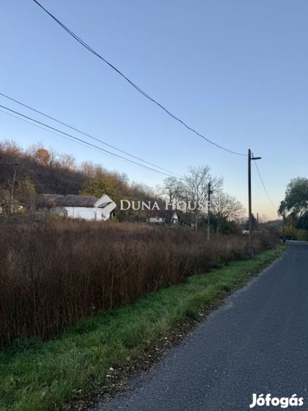 Eladó 3716 nm-es telek Gomba