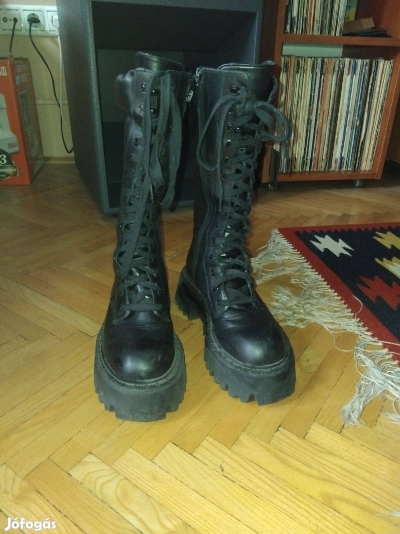 Eladó 38 as női hosszúszárú Demonia bakancs