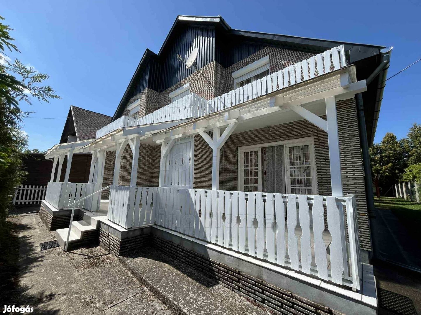 Eladó 31 apartmanból álló nyaraló Balatonkeresztúron!