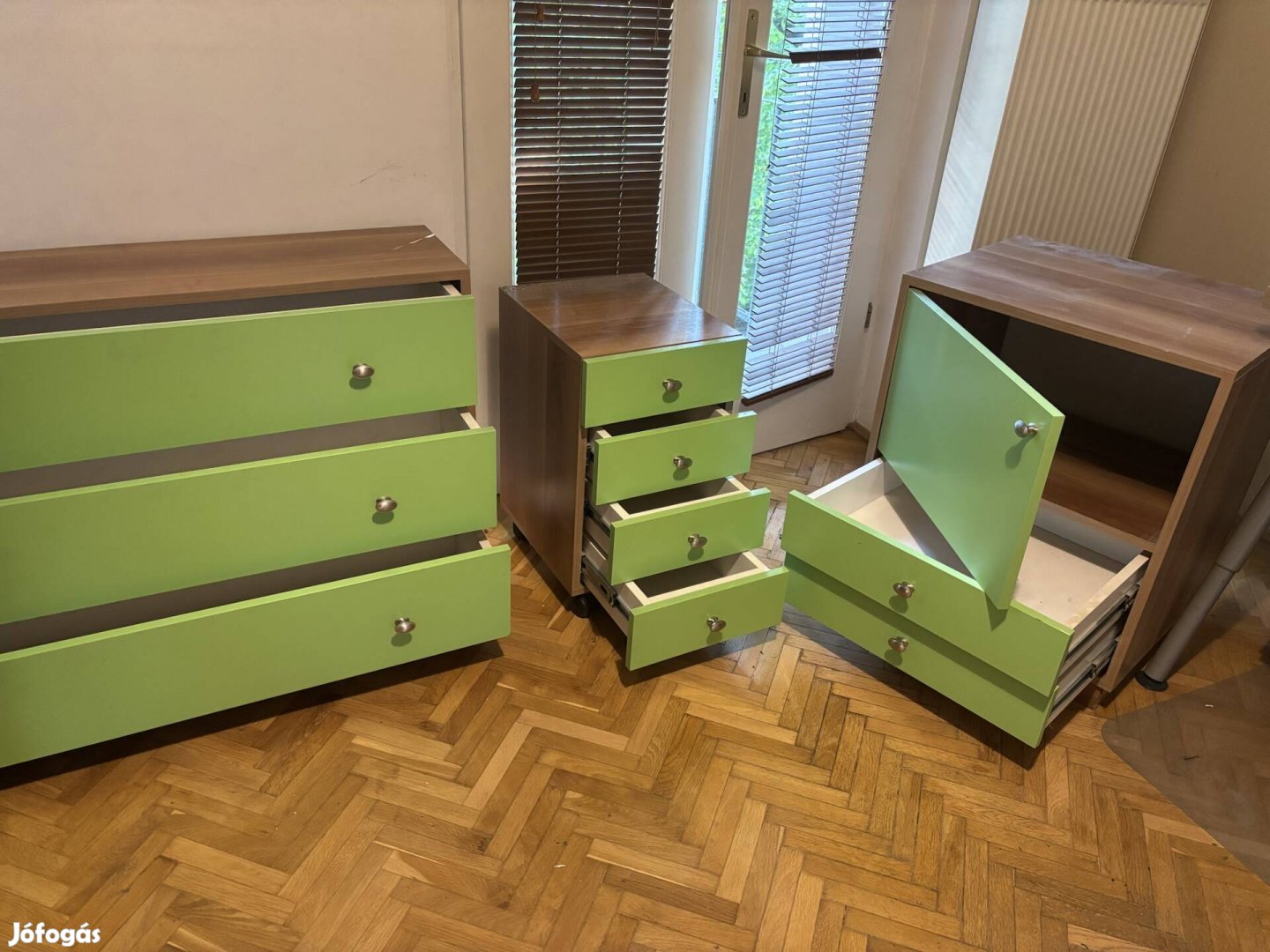 Eladó 3 darab fiókos komód - almazöld és dió színű kombináció
