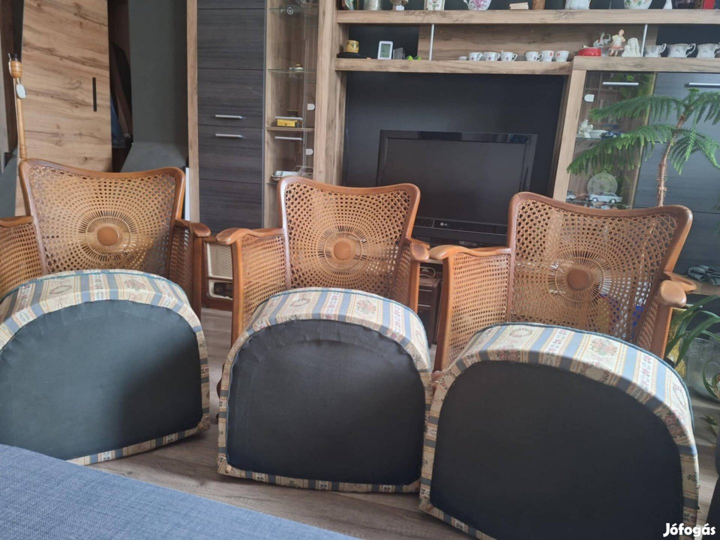 Eladó 3 db neobarokk fotel és 1 tel.asztal.