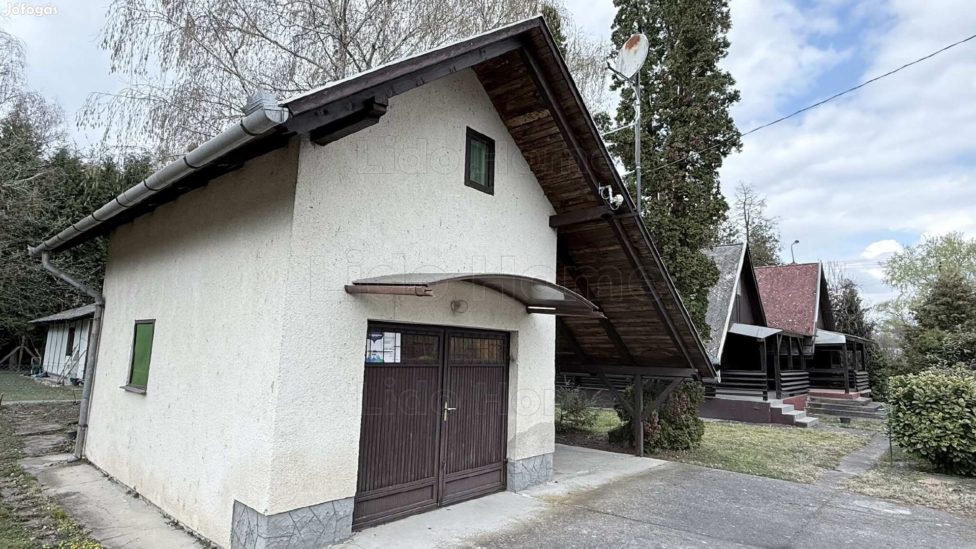 Eladó 3 különálló kétszintes épületből álló nyaraló