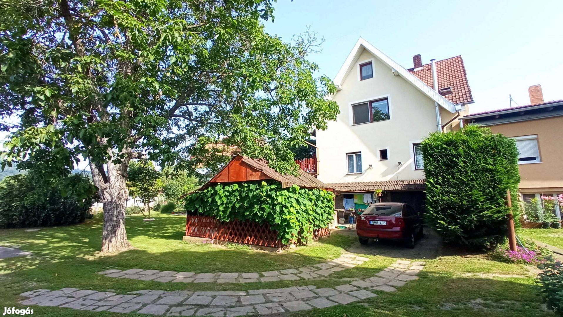 Eladó 3 szintes családi ház Pécs-Somogyban!