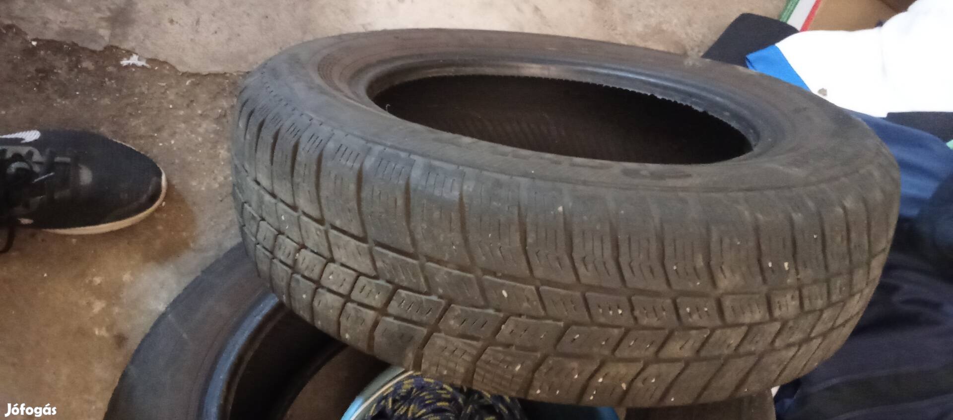Eladó 3db Suzuki felnire szerelt 155/70 r13 nagyon jó állapotú gumi