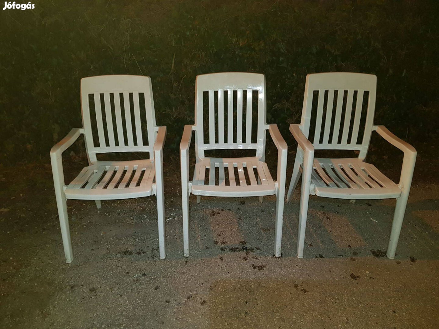 Eladó 3db műanyag kerti szék 1db alu szék