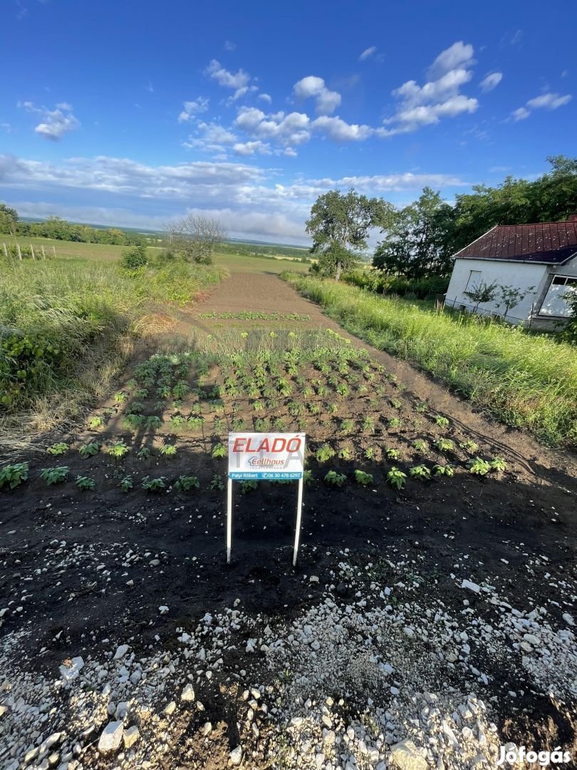 Eladó 400 m2 zártkert, Kissomlyó