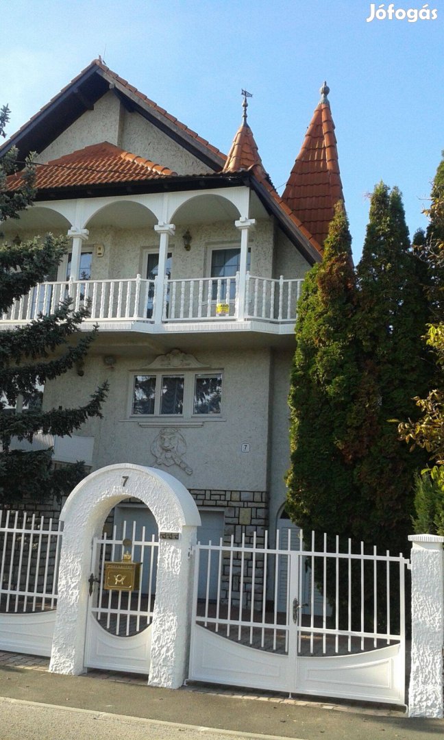 Eladó 403 m2-es családi ház Balatonfüred