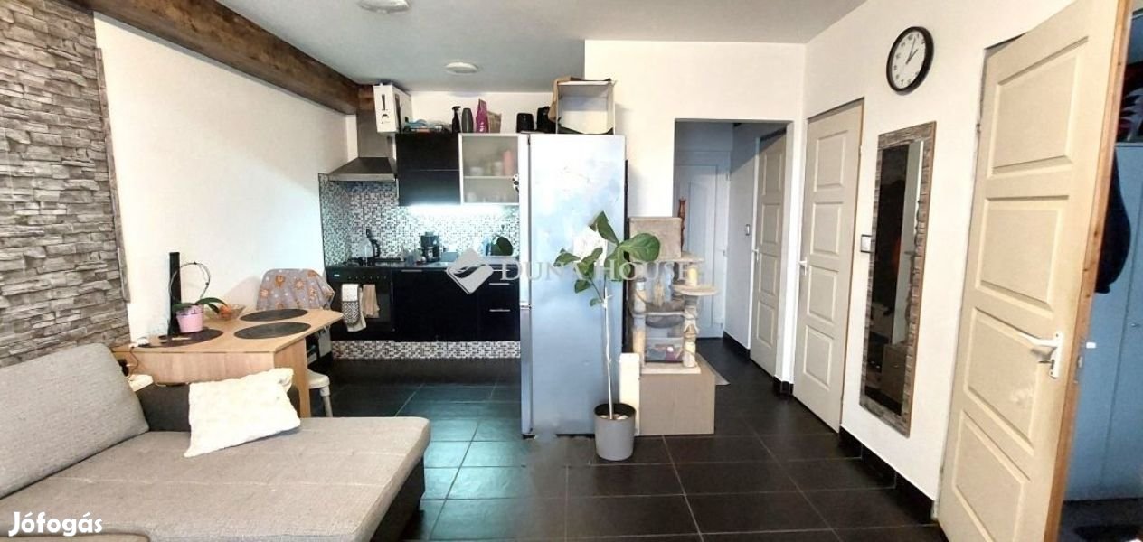 Eladó 42 nm-es lakás Győr