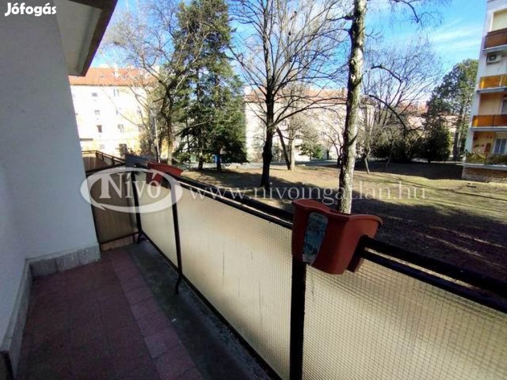 Eladó 42 nm-es tégla lakás Veszprém