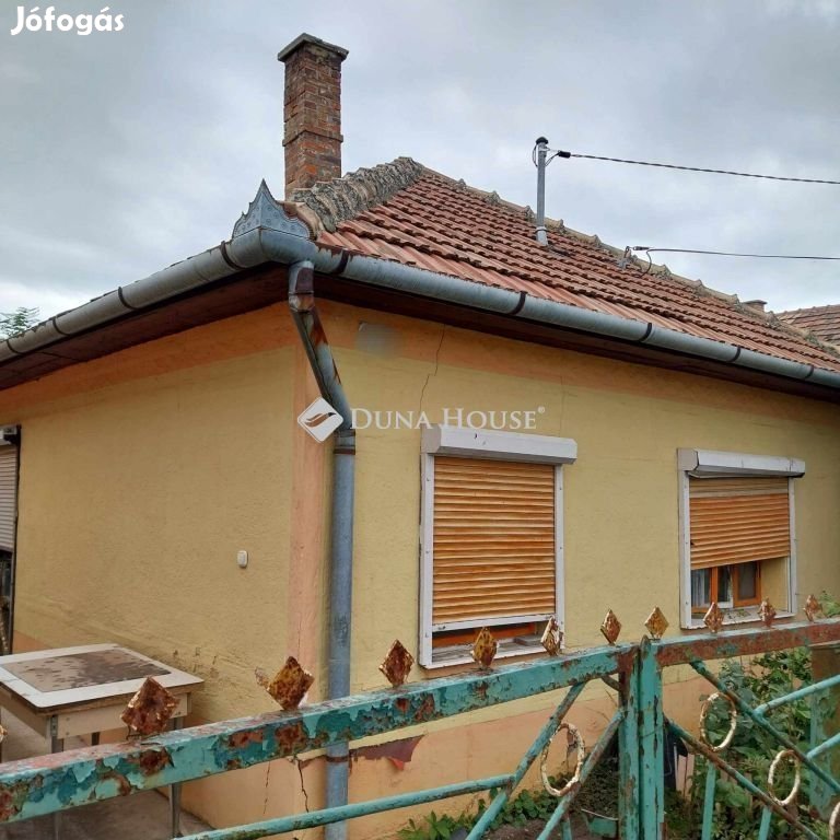 Eladó 43 nm-es ház Törtel