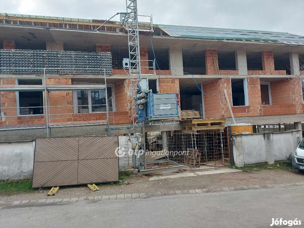 Eladó 45 nm-es lakás Pécs