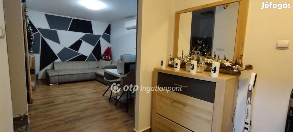 Eladó 45 nm-es lakás Szekszárd