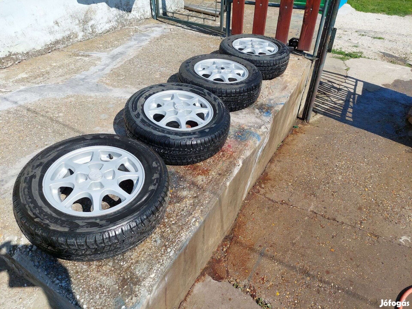 Eladó 4 darab alufelni Lada agymérettel