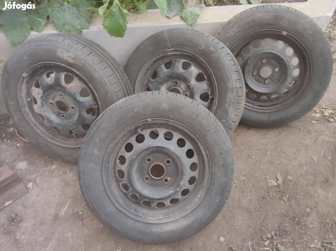 Eladó 4 db 14 colos acélfelni Hankook nyári gumikkal