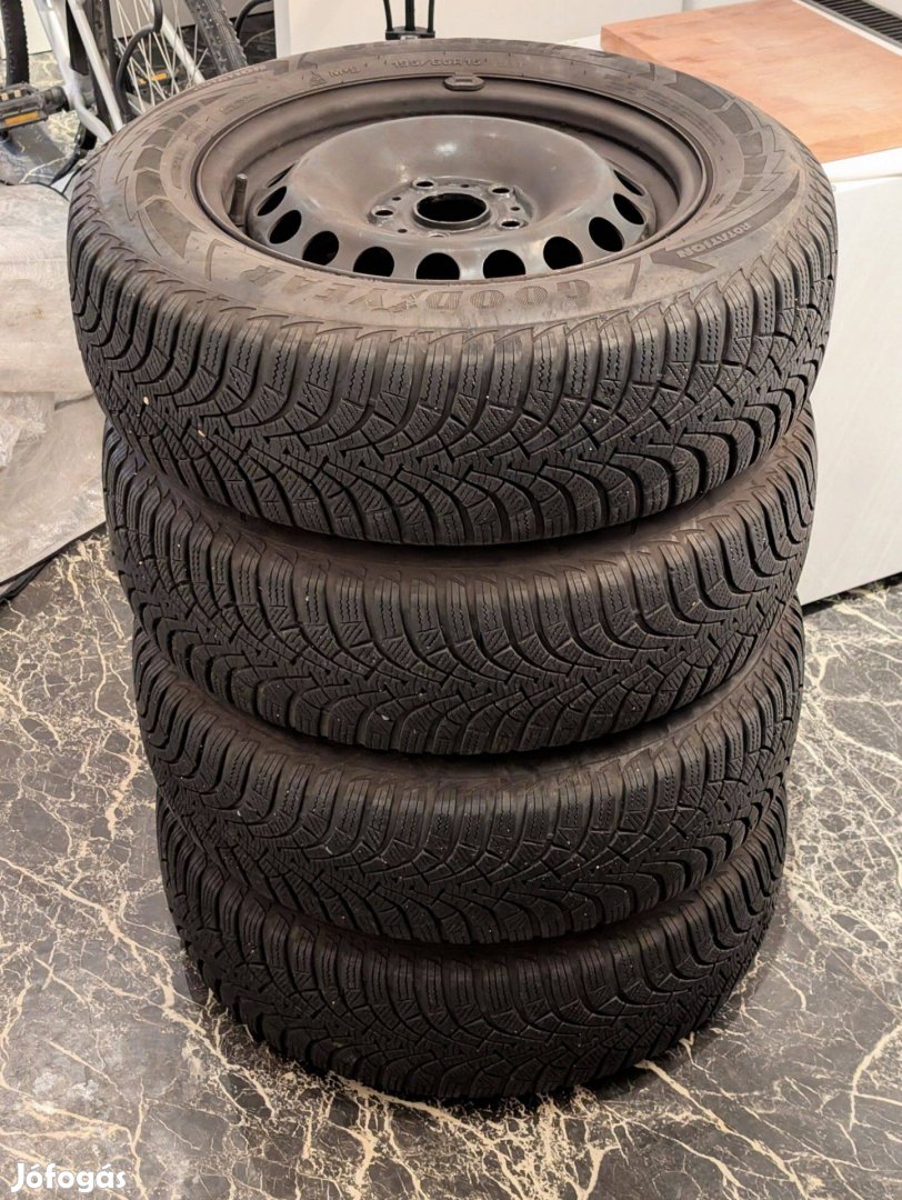 Eladó 4 db Good Year Ultragrip9 téli gumi acélfelnin (195/65/R15)
