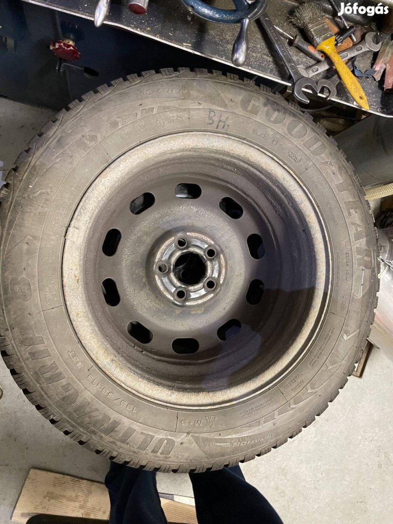 Eladó 4 db Goodyear Ultragrip8 195/65/R15 95T téli gumi (lemezfelnin)