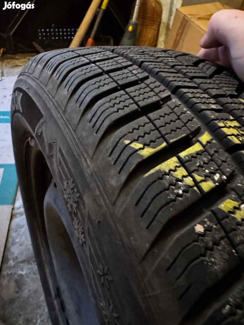 Eladó 4 db Hankook téli gumi lemezfelnire szerelve. 205/60R15