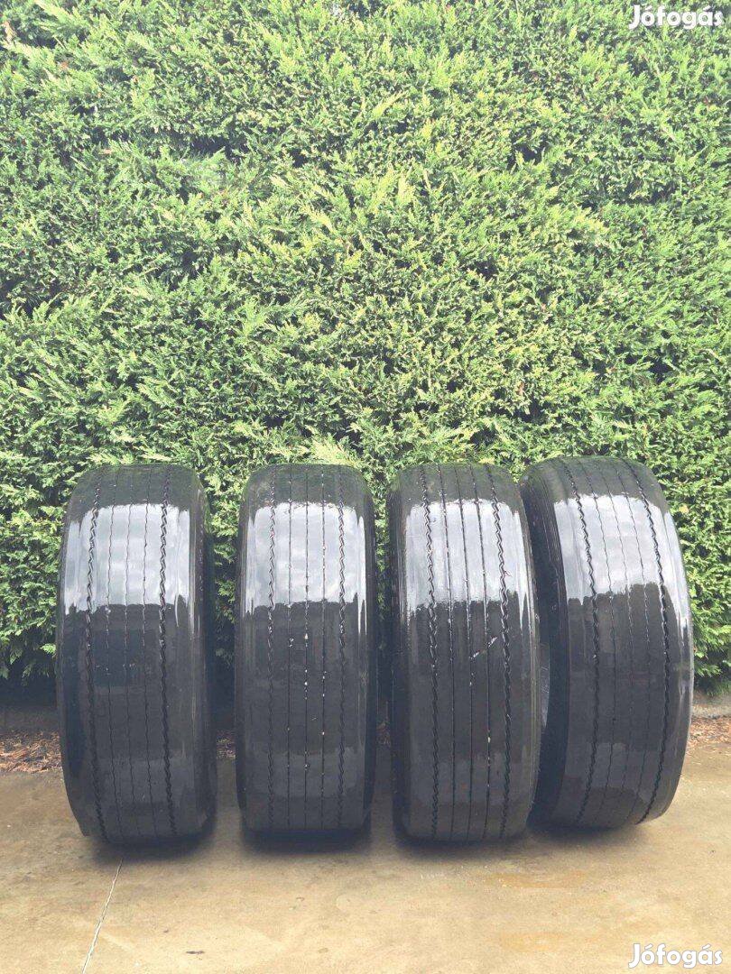 Eladó 4 db Michelin 385/65 R22.5 gumiköpeny jó állapotban