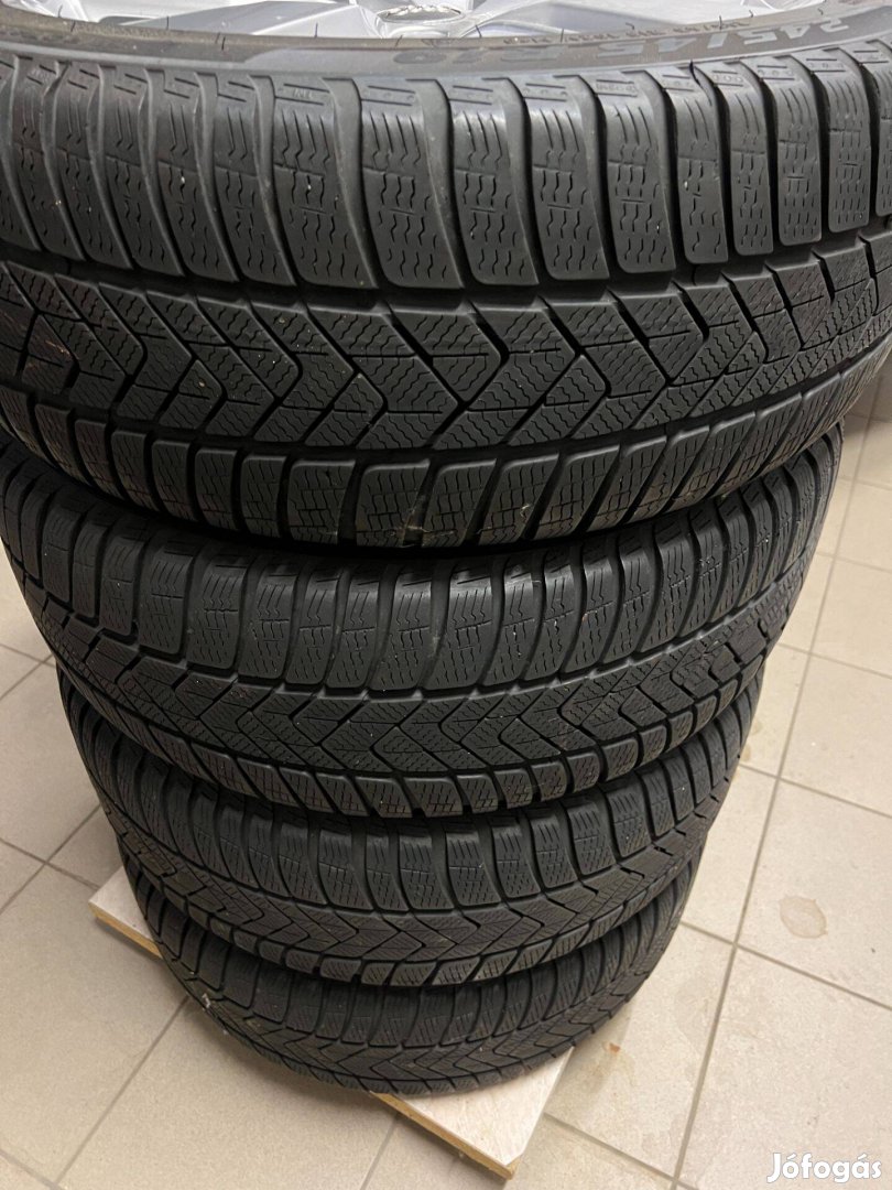 Eladó 4 db Pirelli Sottozero 3 245/45 R19 téli gumiabroncs