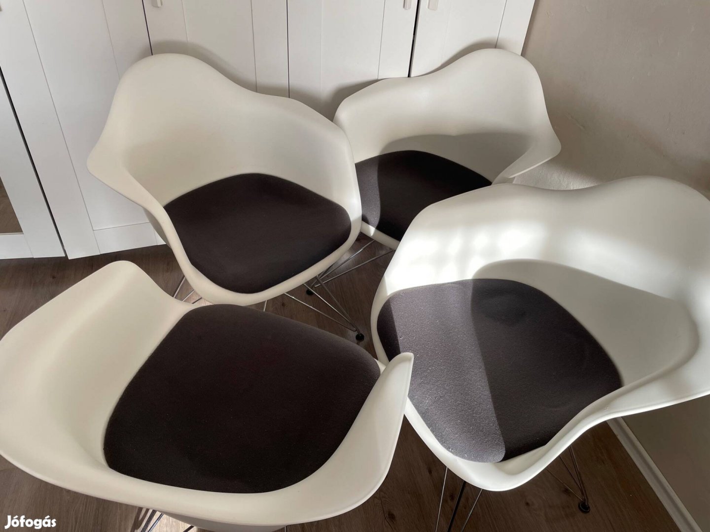 Eladó 4 db. Vitra Eames műanyag szék