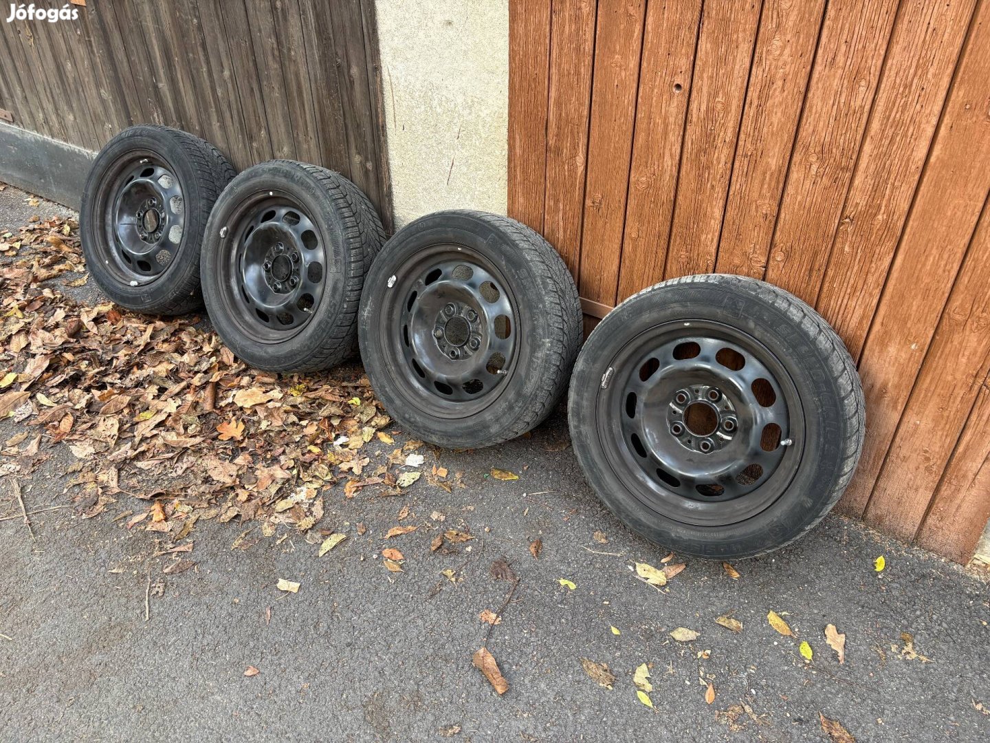 Eladó 4 db acélfelni téligumival és BMW dísztárcsákkal