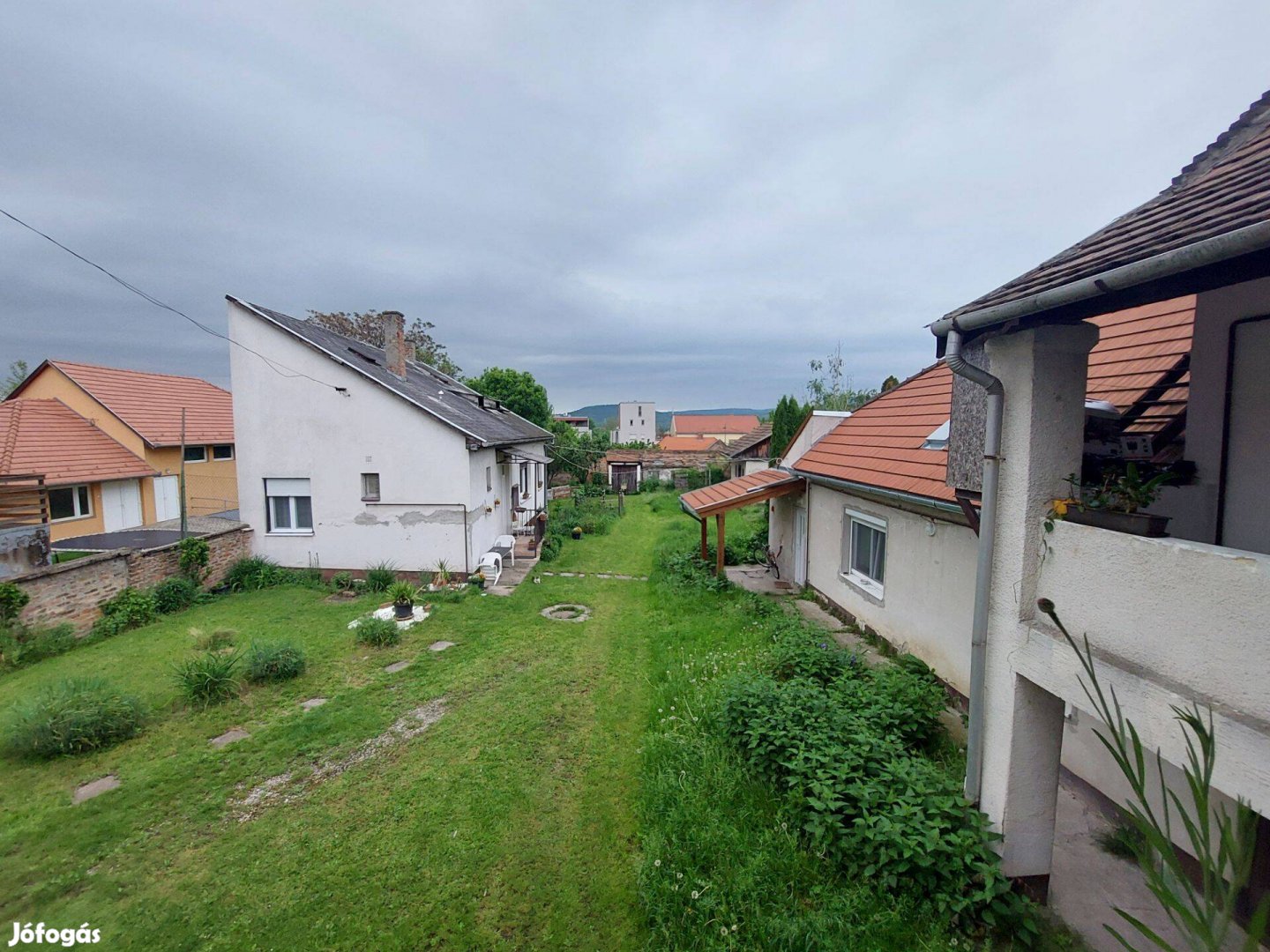 Eladó 4 külön lakásos családi ház Dorog központi részén