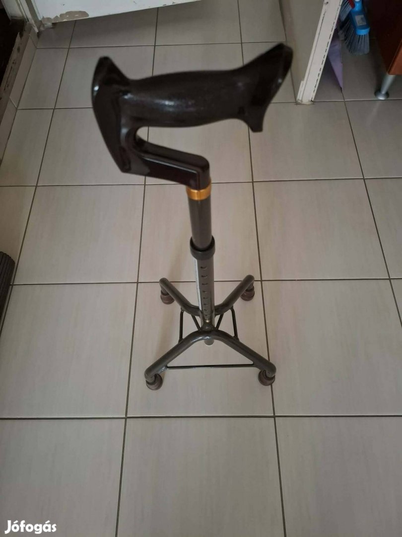 Eladó 4 lábú járobot.