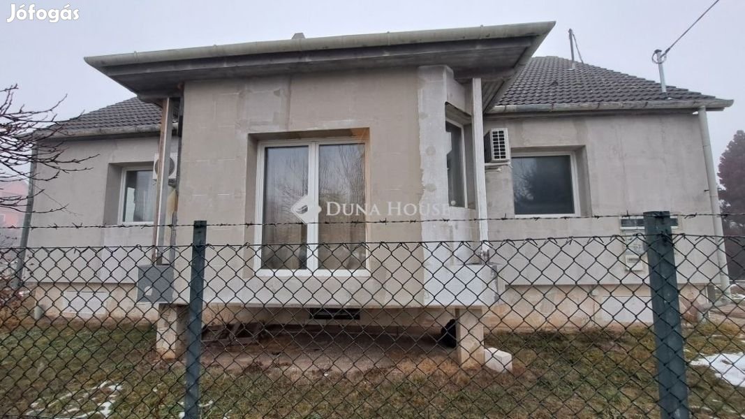 Eladó 4 szobás ház, garázzsal, wellness résszel, Tápiószecső