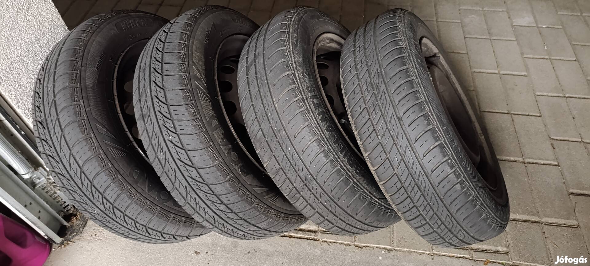 Eladó 4db 165/70 R14 nyári gumi, 4x98 lemezfelnin