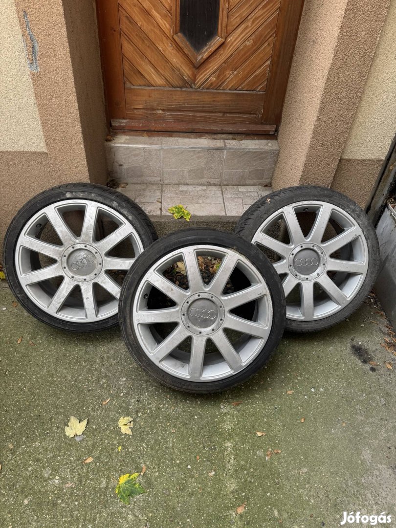 Eladó 4db Audi 10 küllős gyári alufelni gumival