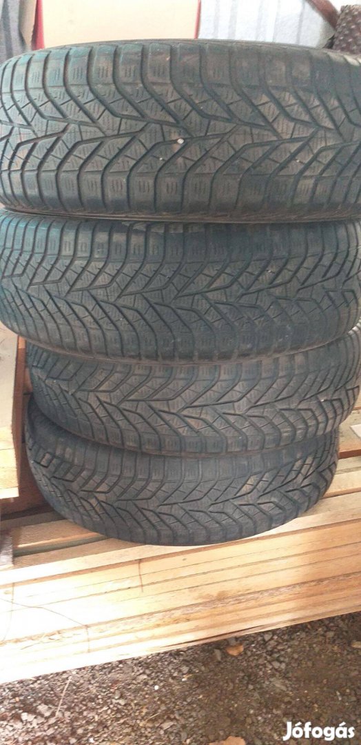 Eladó 4db Yokohama 215/65R16 téligumi!