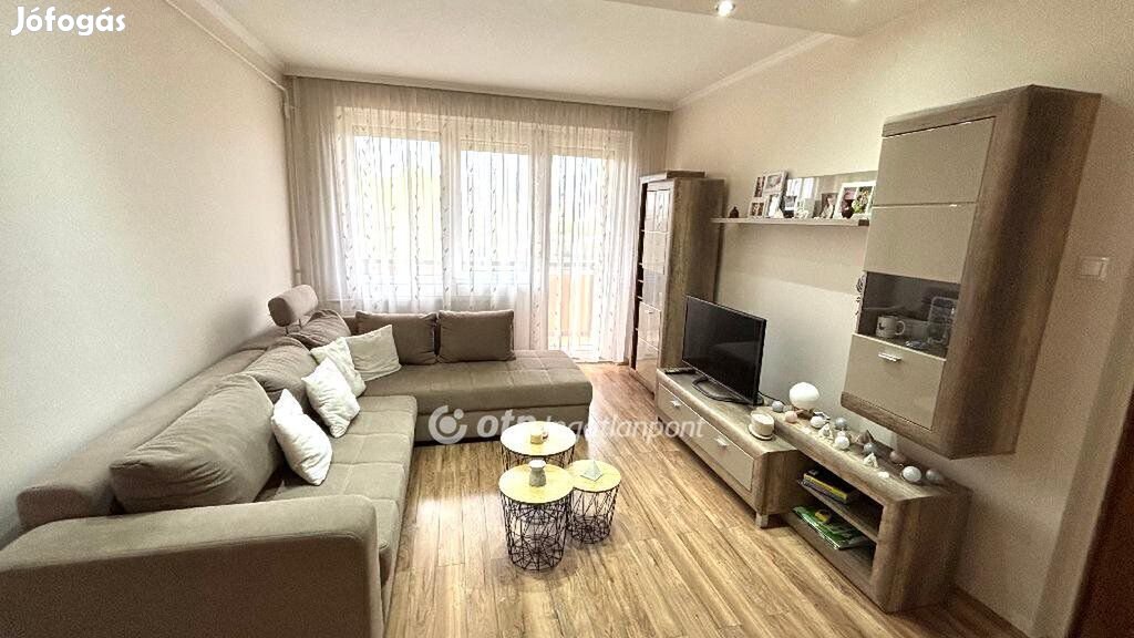 Eladó 50 nm-es lakás Győr