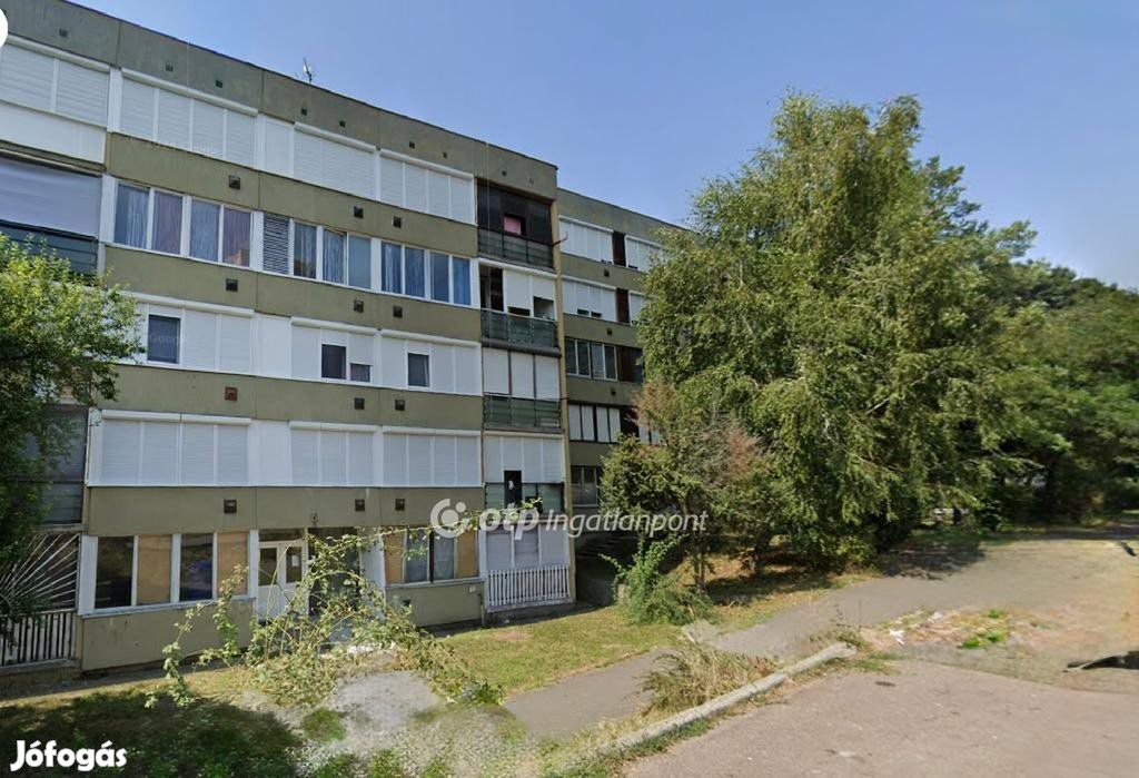 Eladó 55 nm-es lakás Bátonyterenye