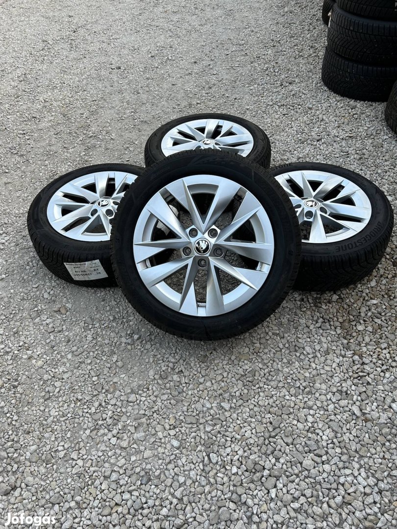 Eladó 5x112 r17 gyári Skoda Octavia 4 alufelni szett téli gumival!