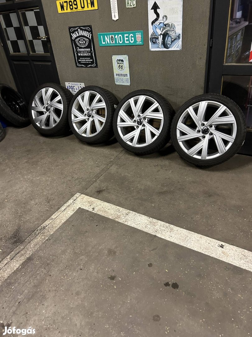 Eladó 5x112 r18 gyári VW Bergamo alufelni téli gumival! 